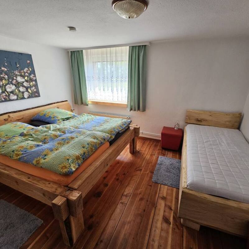 Schlafzimmer mit selbstgebauten Holzbett