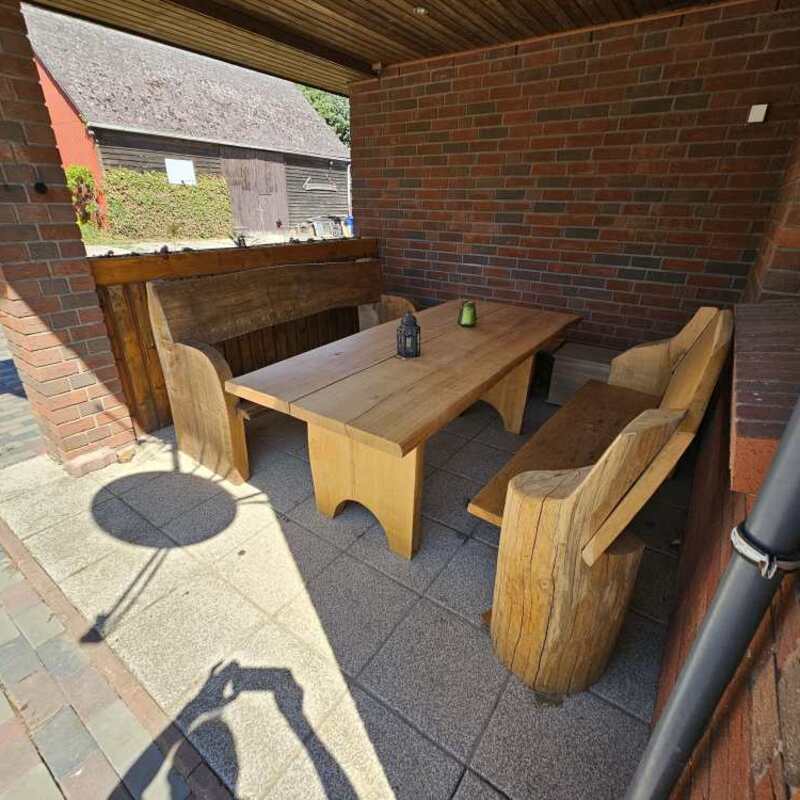 Terasse mit Tisch und Bänken